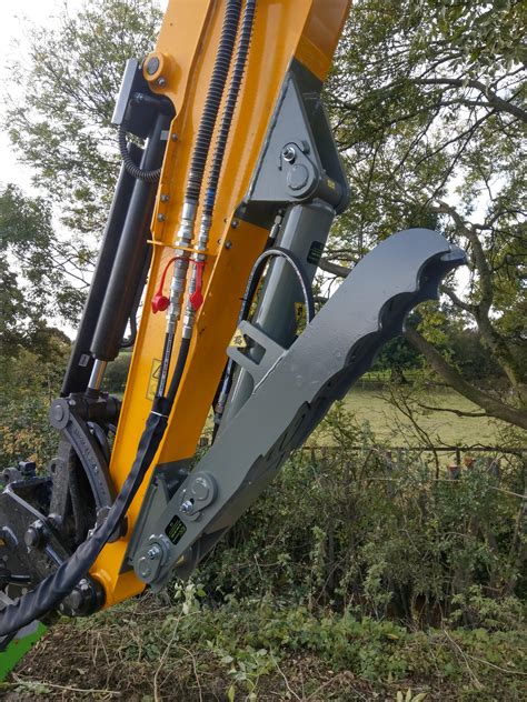 Experience Increased Control and Precision with an Amulet Hydraulic Thumb Attachment for Excavators